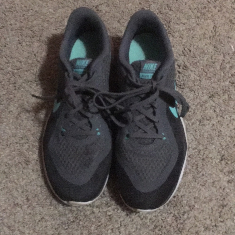 Tennis shoes